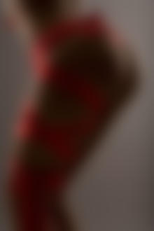 Фото Женская попа и ноги обвязаны красной лентой
