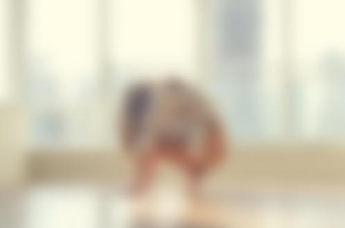 Фото Девушка в белой рубашке, изогнувшись, сидит на полу, автор Thesensualeye