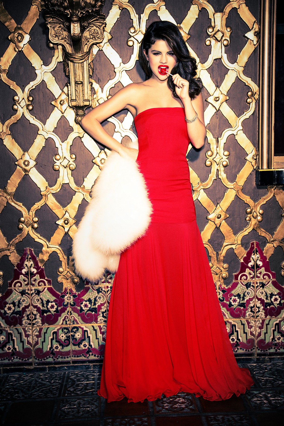 Фото Американская актриса и певица Селена Гомез / Selena Gomez в красном платье и с леденцом