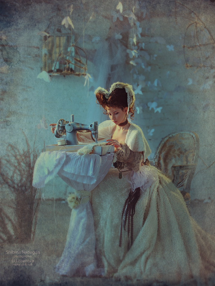 Фото Девушка в старинном платье шьет на швейной машинке, фотограф Надежда Шибина / Nadegda Shibina