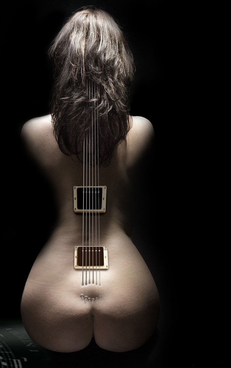 Фото Девушка -скрипка на черном фоне