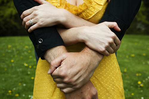Фото Мужские и женские руки крепко держат друг друга