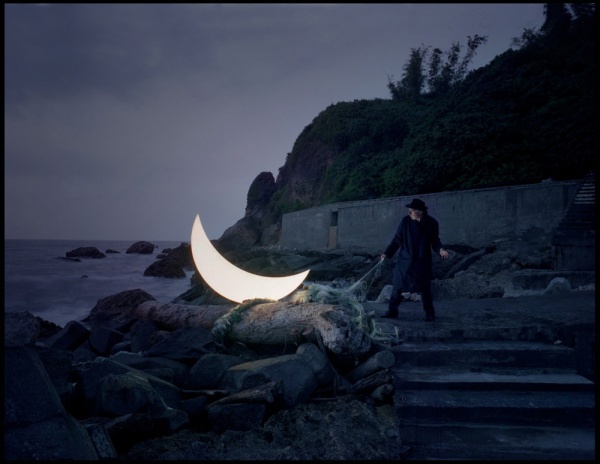 Фото Мужчина тянет луну из моря, фотограф Тим Парщиков