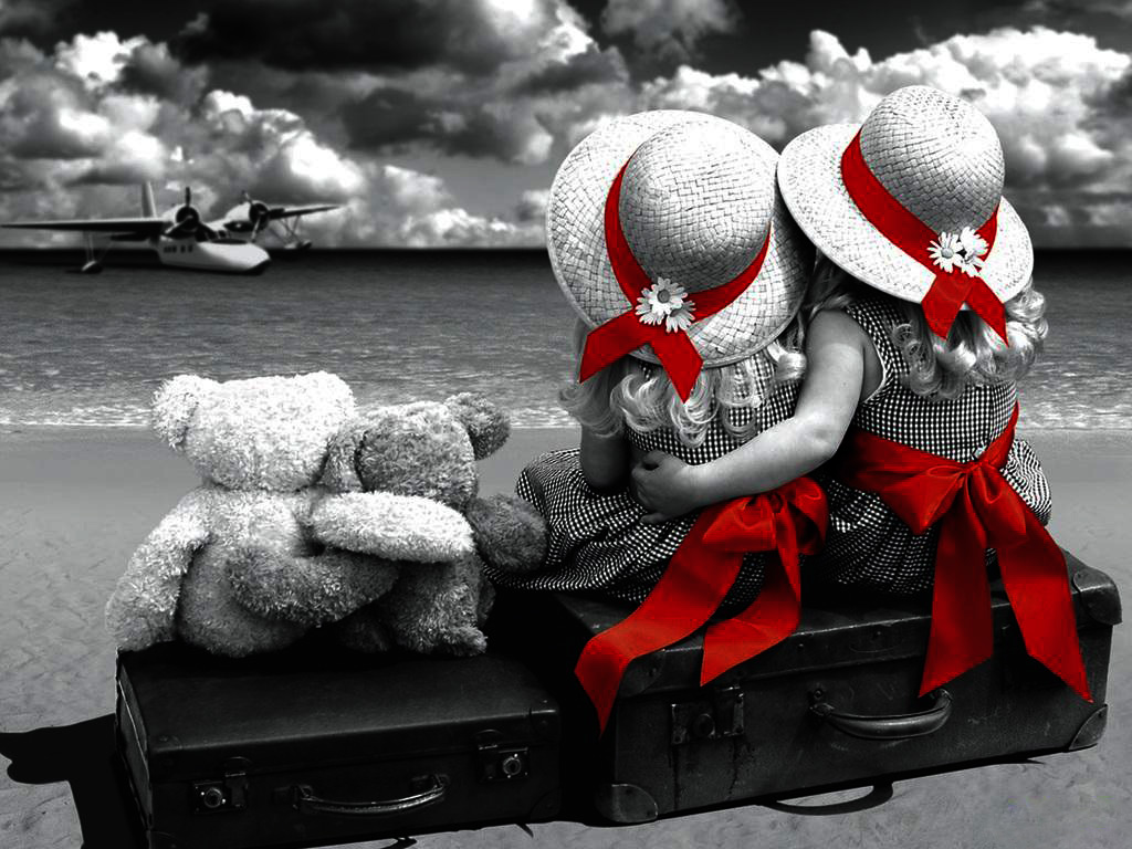 Фото Две девочки сидят обнявшись на чемодане на фоне моря, на которое садится самолет, рядом сидят два плюшевых мишки