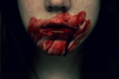 Страшное лицо клыкастой вампирши с кровью на губах — Картинки на аву