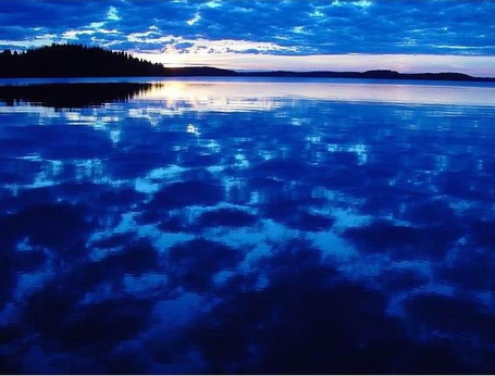 Отражение облаков в воде фото