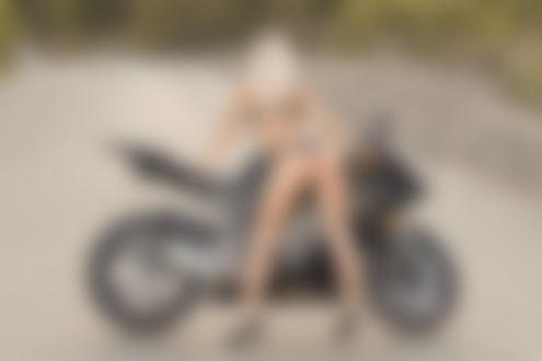 Фото Девушка в черном белье оперлась о мотоцикл
