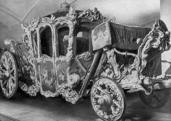 Фото Старинная карета из Оружейной палаты - московского музея-сокровищницы