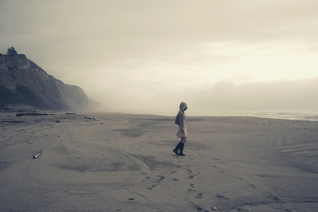 Фото Одинокая девушка на песчаном берегу