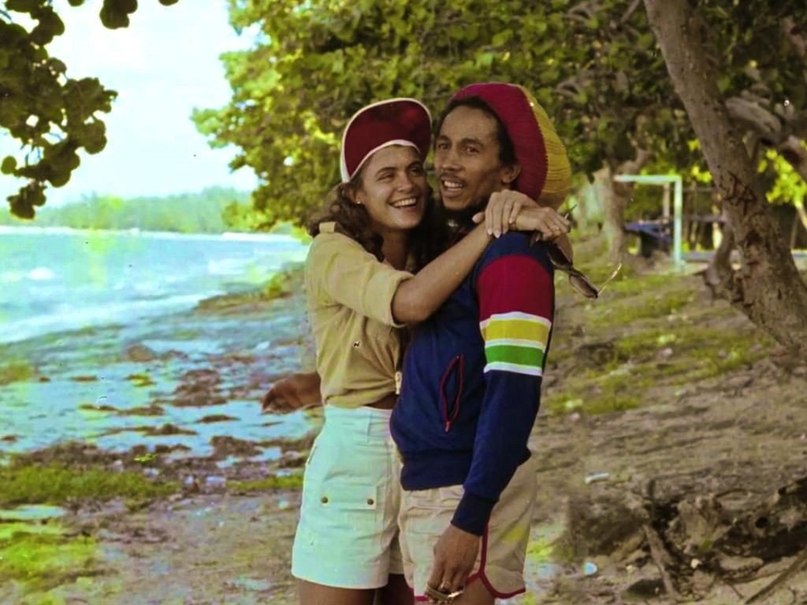 Фото Музыкант Bob Marley / Боб Марли с моделью Cindy Breakspeare / Синди Брейкспир на берегу моря
