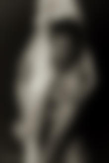 Фото Мужчина держит опирающуюся на него обнаженную девушку (Desert blush / Голый румянец)