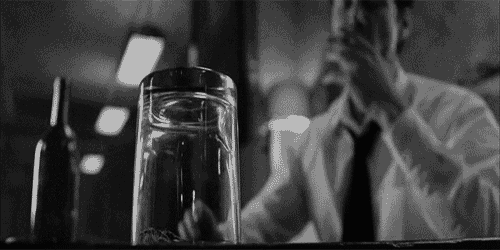 Фото Киану Ривз / Keanu Reeves в роли Джона Константина из к / ф Константин / Constantine выпускает дым изо рта в стакан с пауком, Welcome to my life / Добро пожаловать в мою жизнь