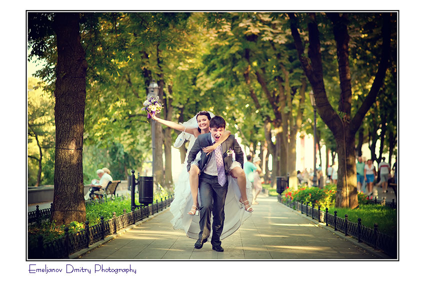 Фото Мужчина несет по аллее парка самое драгоценное приобретение в своей жизни-невесту. Фотограф Дмитрий Емельянов / Emeljanov Dmitry