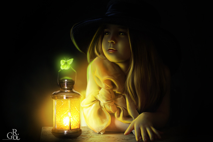 Фото Милая девочка в широкополой шляпе на голове, сидящая за столом с горящим перед ней фонарем и сидящей на ручке зеленой бабочкой, фотография GORI89