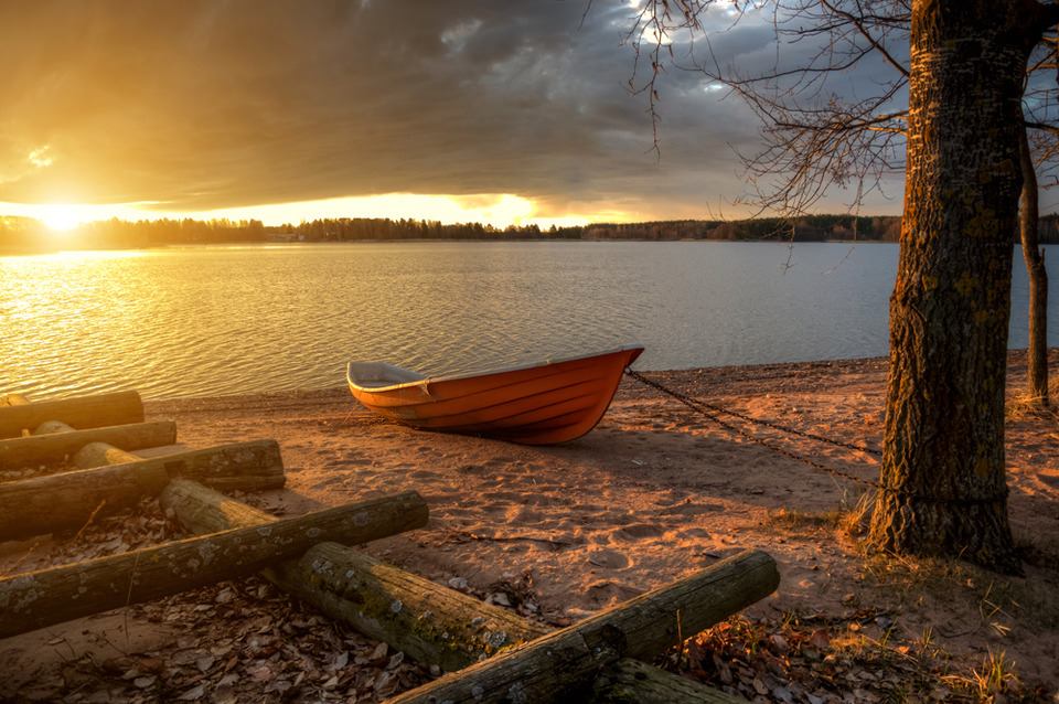 Фото Лодка на берегу на фоне восхода солнца, фотограф Гордеев Эдуард