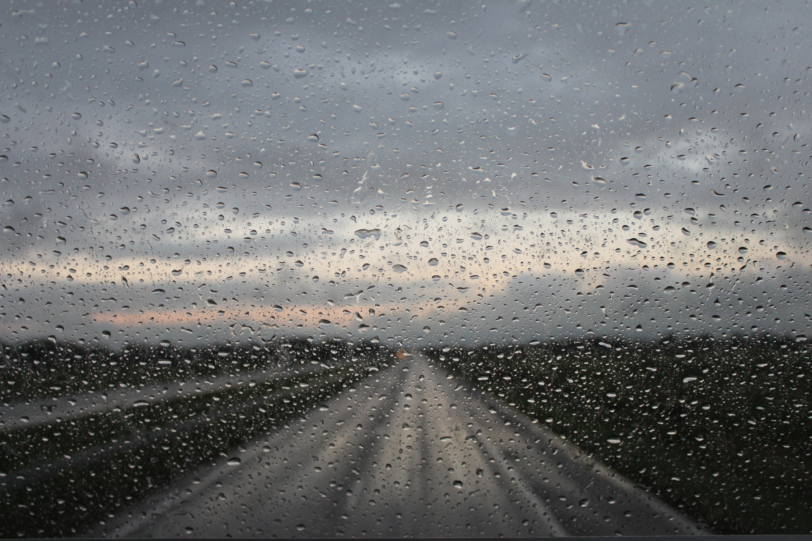 Rain. Дождь. Дорога дождь. Дождливая дорога из машины. Дождь из окна машины.