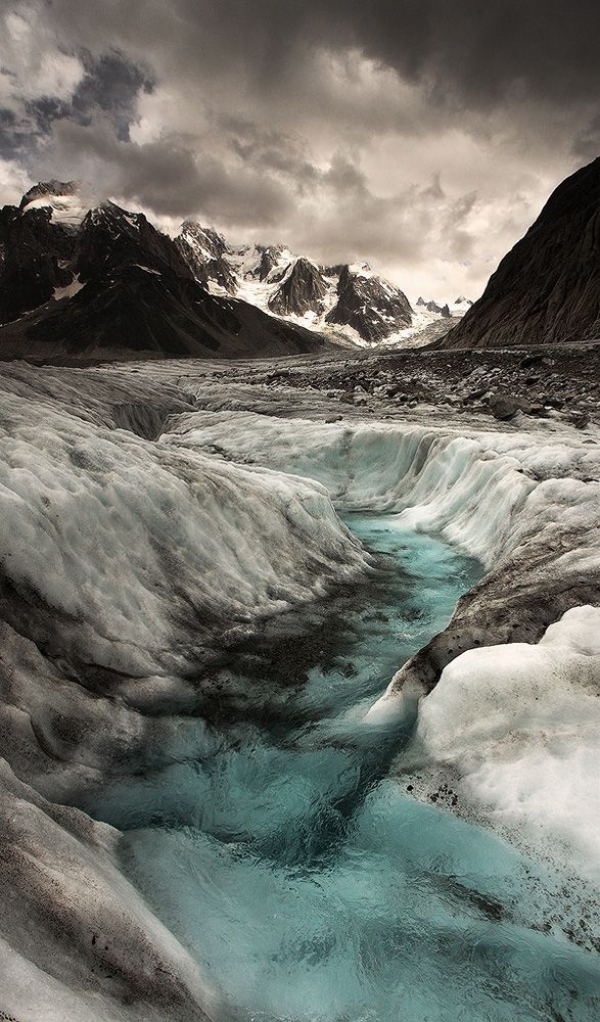 Фото Замерзшая речка и заснеженные горы