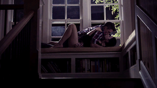 Девушка дрочит клитор летом у окна