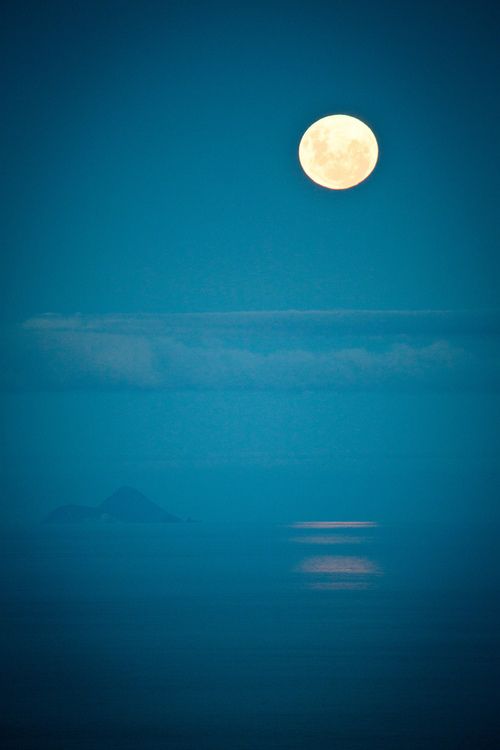Фото Полная луна над водой