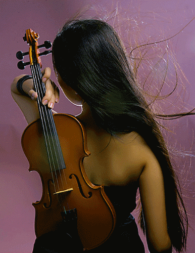 Фото Девушка держит скрипку за спиной