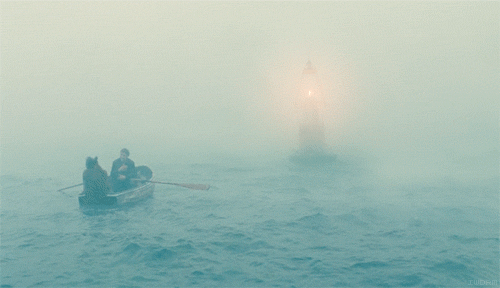 Фото Мужчины в лодке плывут к буйку с горящим на нем фонарем