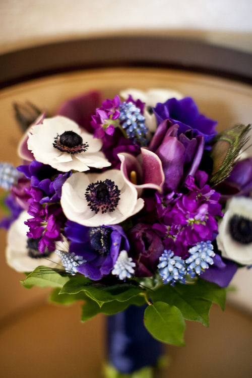 Фото Букет из разноцветных цветов в синей вазе на размытом фоне