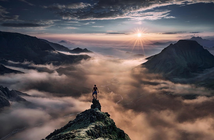 Фото Мужчина стоит на горе, смотря на туман, растелившийся внизу, фотограф Max Rive