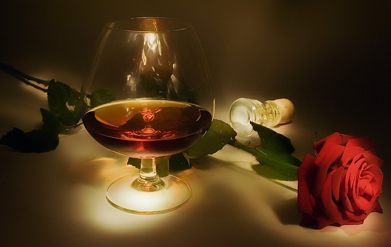 На столе стоит бокал а в бокале льется грешное вино