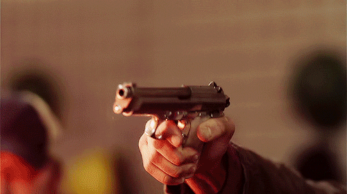 Фото Сэм / Sam (Джаред Падалеки / Jared Padalecki) стреляет из пистолета, сериал Сверхъестественное / Supernatural