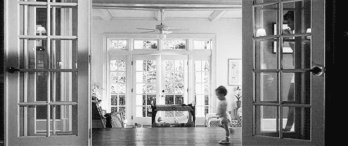 Фото Eric Messer / Эрик Мессер, чью роль исполняет Josh Duhamel / Джош Дюамель, в белых трусах, кроссовках и бутылкой пива в руках, ходит за маленькой Софи по дому. Момент из фильма Life as We Know It / Жизнь, как она есть