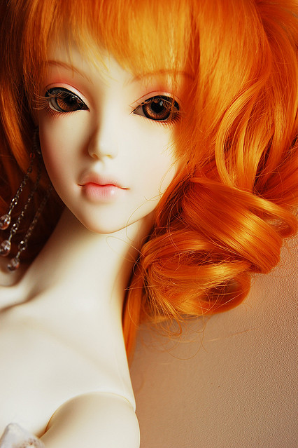 Фото Девушка - кукла с карими глазами и рыжими волосами, закрученными в локоны