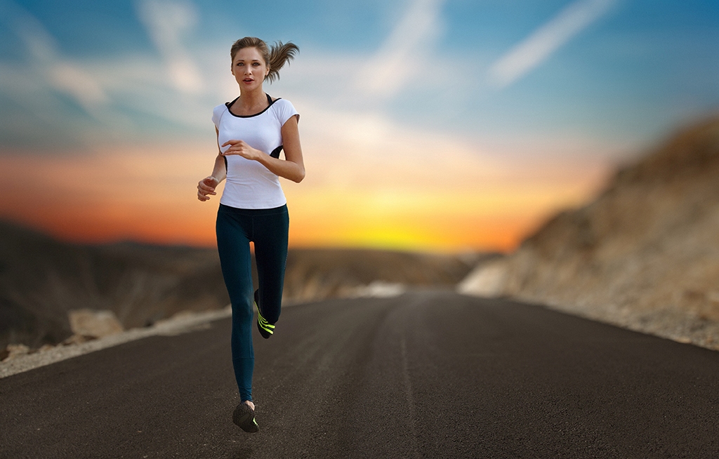 Фото Девушка бежит по дороге, работа Mountain Run горный пробег