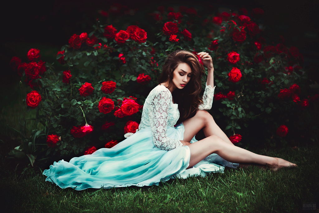 Фото Девушка сидит у куста роз, фотограф Светлана Беляева