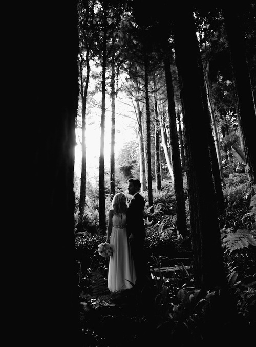 Фото Жених и невеста, стоят в лесу