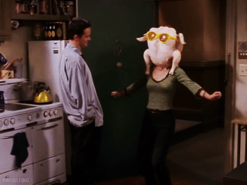 Фото Дженнифер Энистон / Jennifer Aniston в роли Рейчел, танцует с курицей на голове, перед актером Мэттью Перри / Matthew Perry, в роли Чандлера, момент из сериала Друзья / Friends