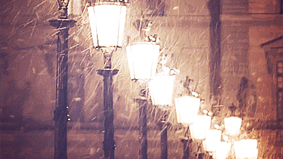 Снегопад в свете уличных фонарей