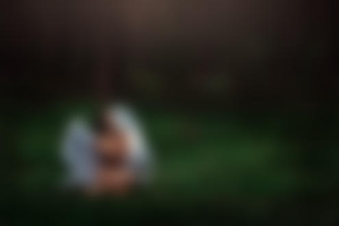 Фото Обнаженная девушка - ангел сидит на земле в лесу, фотограф Светлана Беляева