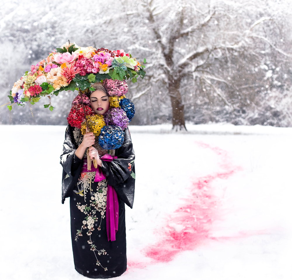 Фото Девушка зимой под цветочным зонтом, фотограф Kirsty Mitchell / Кирсти Митчел