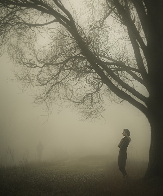 Фото Девушка стоит под деревом у дороги, вдалеке виден силуэт, уходящего человека, фотограф Давид Д