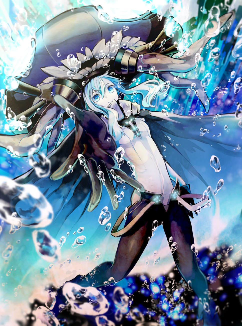 Фото Девушка с голубыми волосами и голубыми глазами под водой, тянет правую руку вперед