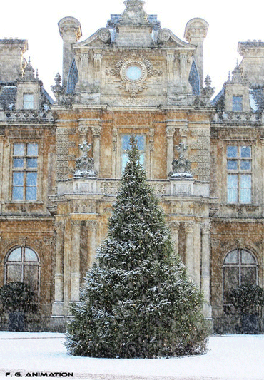 Фото Высокая ель на фоне фрагмента, стоящего старинного, каменного дворца в готическом стиле на снежной поляне покрывающейся падающим снегом, автор P. G. Animation