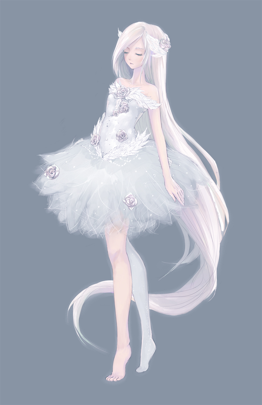 Девушка с белыми волосами в платье