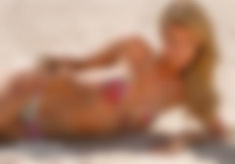 Фото Модель Kate Bock / Кейт Бок позирует фотографу, лежа на песке, фотосессия для журнала Sports Illustrated