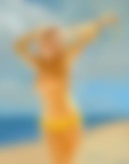 Фото Мэрилин Монро / Marilyn Monroe бежит по пляжу, сняв бюстгальтер, рисунок в стиле Пин-ап / Pin-ap