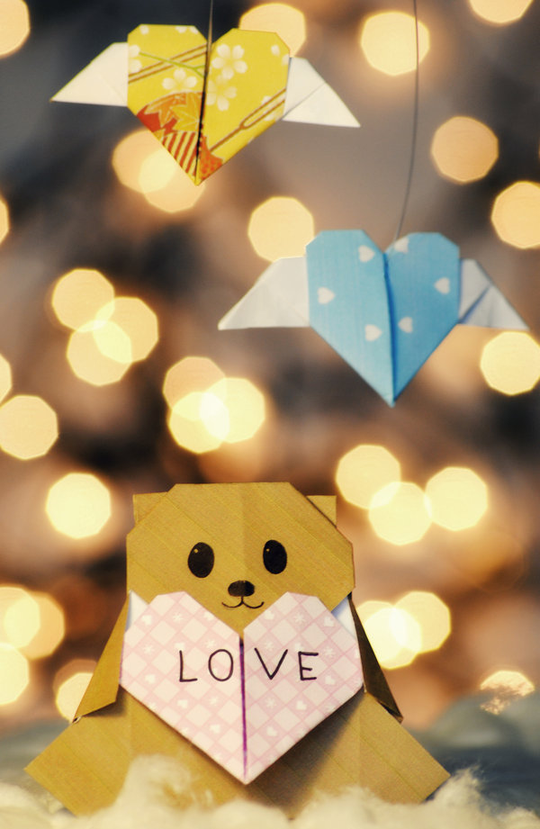 Фото Бумажный мишка из бумаги держит бумажное сердечко (Любовь / Love)