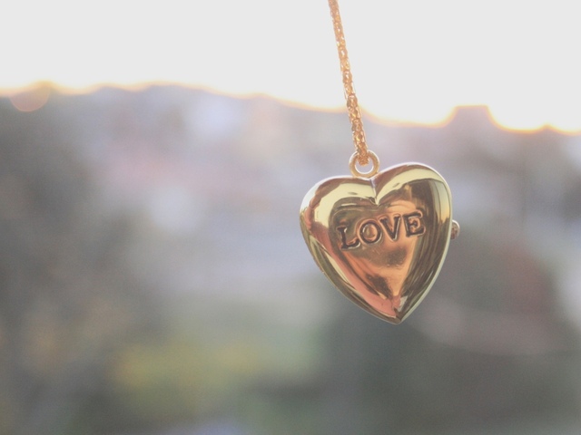 Фото Кулон в виде сердца с гравировкой в виде слова LOVE / ЛЮБОВЬ