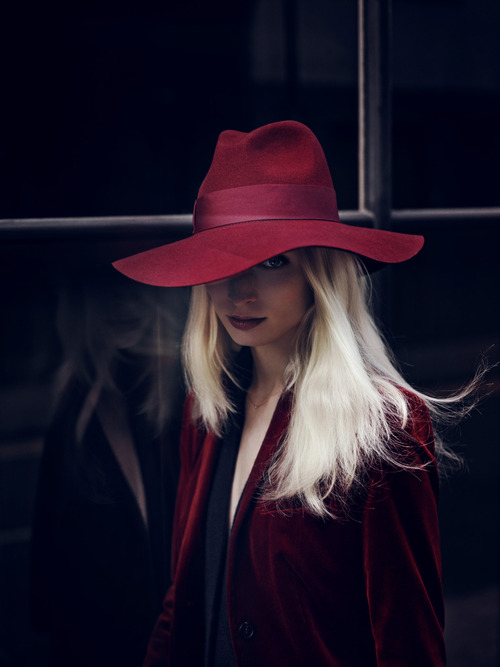 Девушка в красной шляпе фото