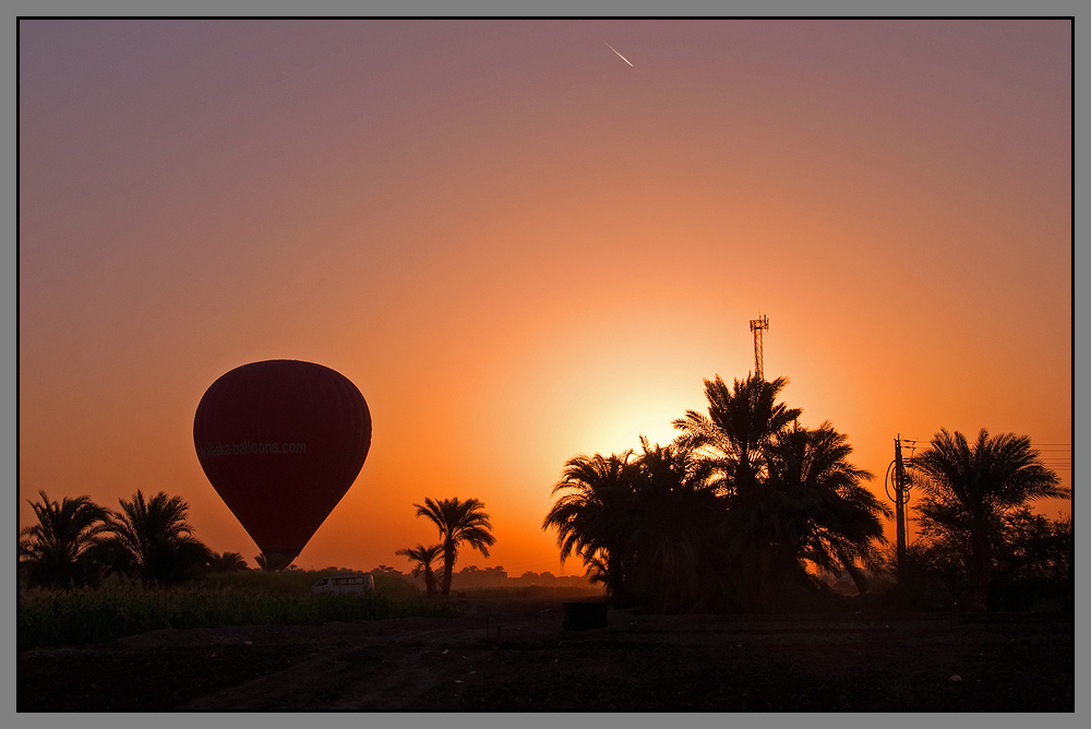 Фото Воздушный шар готовится к запуску в вечернее небо