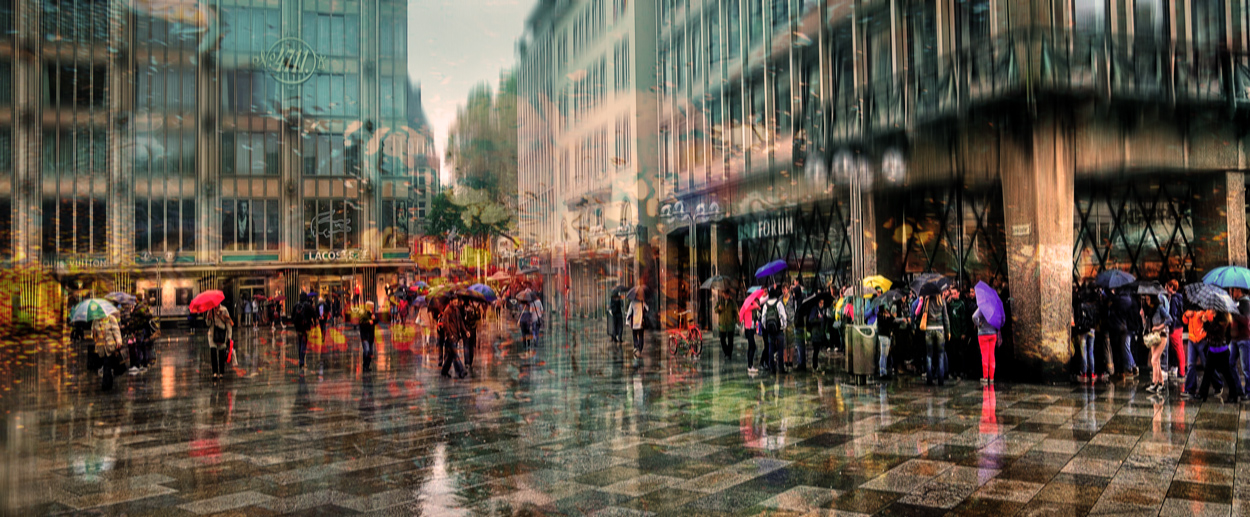 Фото Люди с зонтами, идущие под дождем по городским улицам, фотохудожник Эдуард Гордеев