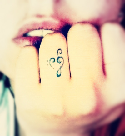 Фото Девушка с тату в виде скрипичного ключа на пальце Девушка с Татуировкой на Пальце